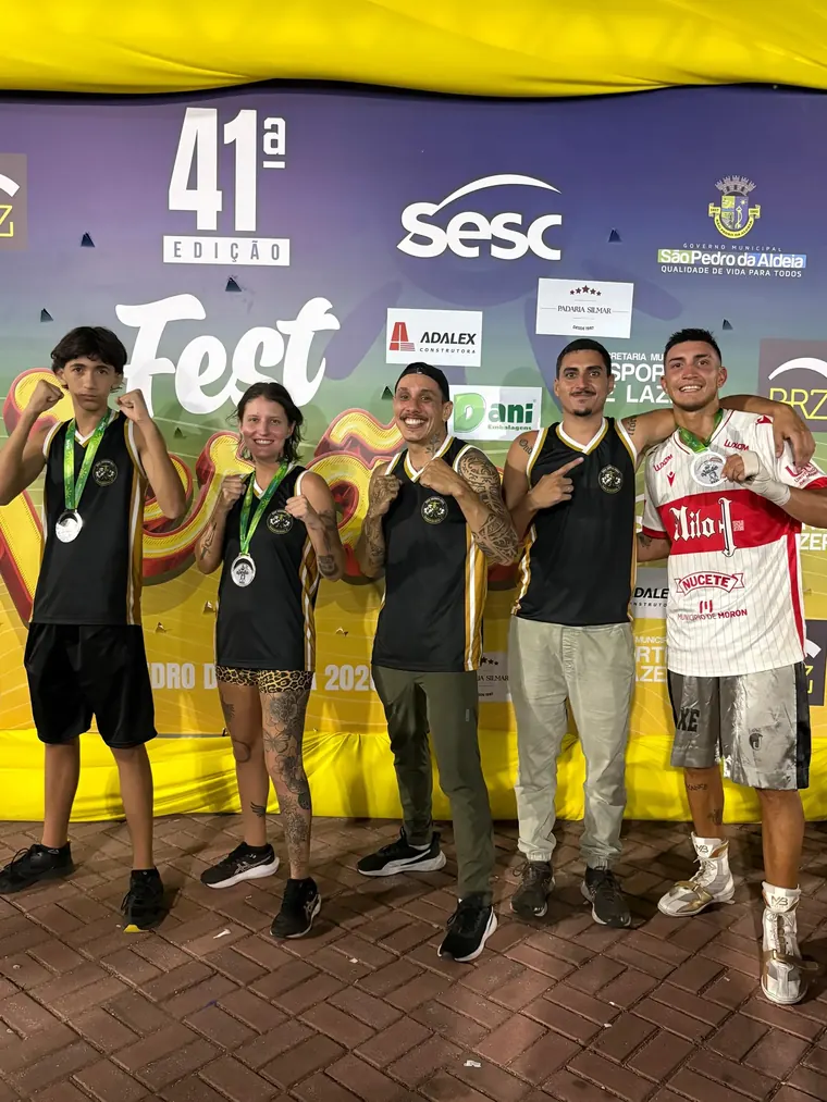 Atletas do projeto exibindo medalhas conquistadas em competição