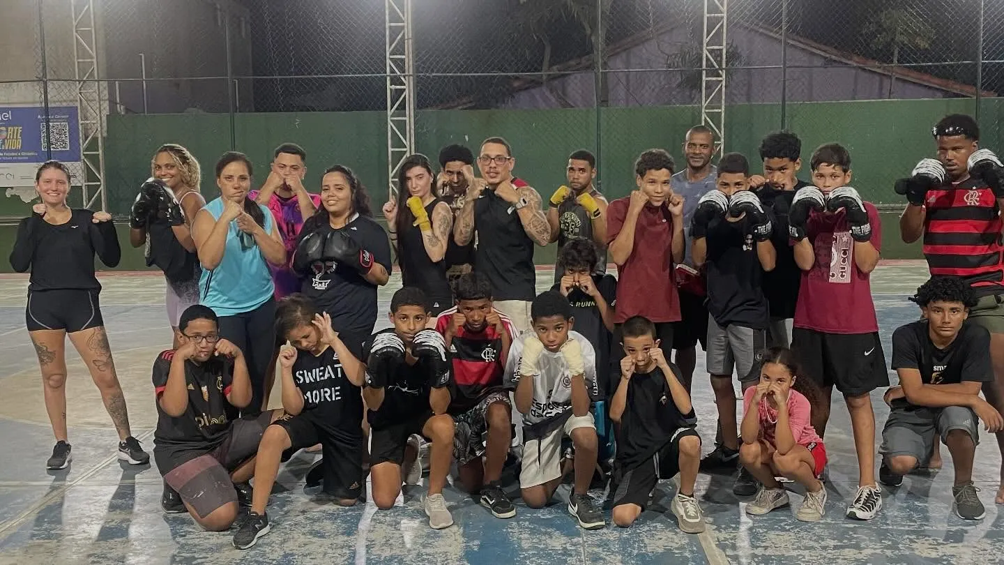 Foto real da equipe do projeto social de boxe em Búzios