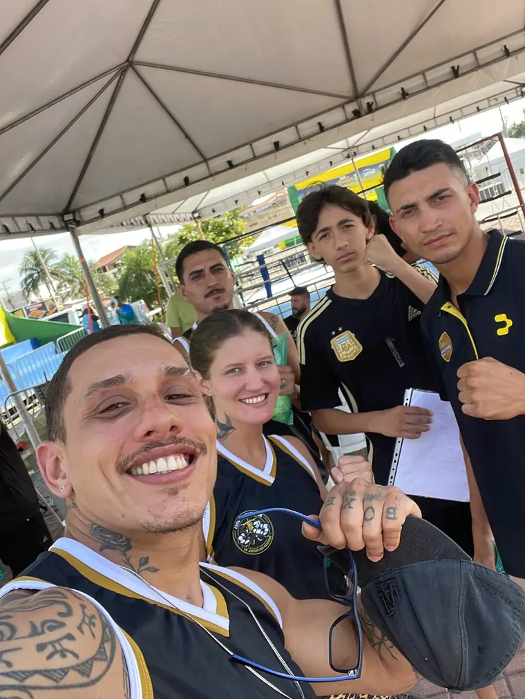 Equipe de boxe participando de evento regional