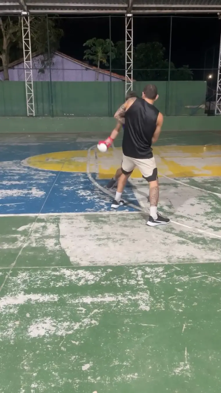 Atleta do Boxe Salvando Vidas durante luta de competição de boxe