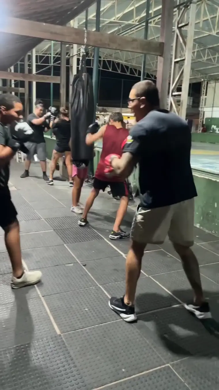 Atletas do projeto Boxe Salvando Vidas em treino de equipe na quadra da Praça Zé Paraíba, em Búzios