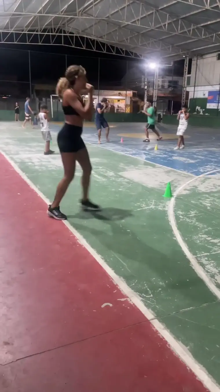 Treino de boxe do projeto social na quadra de Cem Braças, Armação dos Búzios