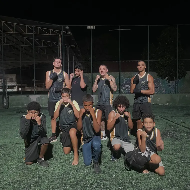 Atletas durante treino noturno de boxe na praça Zé Paraíba